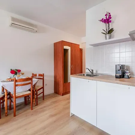 Apartment In Mit Grill