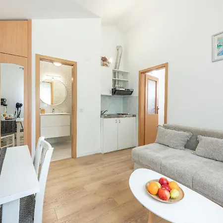 Apartment In Mit Grill Stikovica