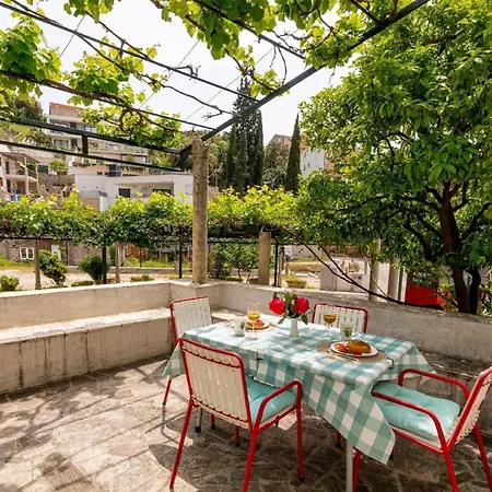 Apartment In Mit Grill Stikovica